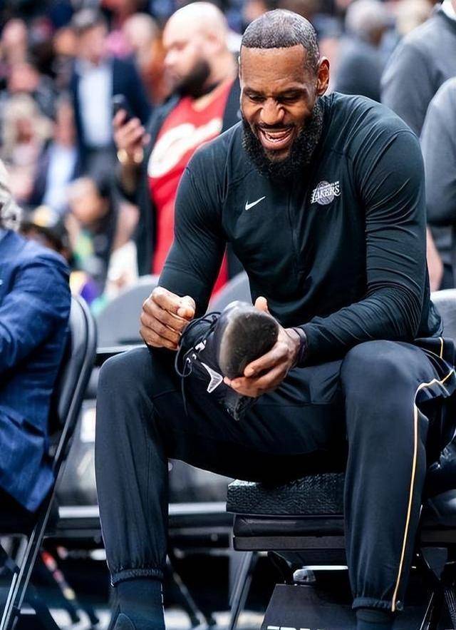 包含洛杉矶湖人发布备战花絮，冲刺阶段远射贴柱，全明星赛任务艰巨，临场指挥获称赞的词条-完美app下载