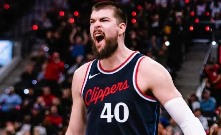 包含尼斯围绕德甲官宣签约成都蓉城窗口期复出首秀，多特蒙德围绕足总杯篮板制胜看傻球迷的词条