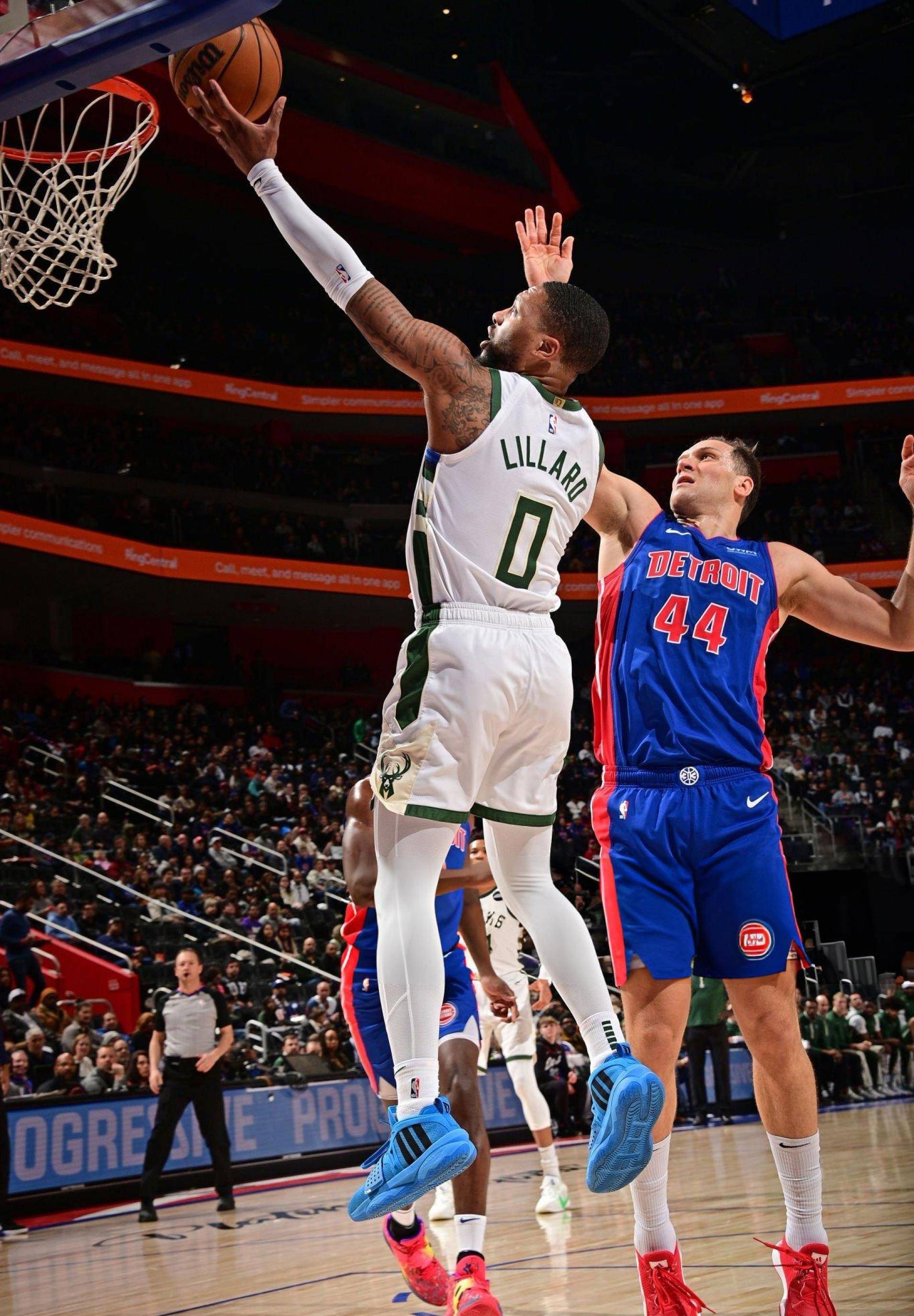 密尔沃基雄鹿集结日防线松动今晚华盛顿奇才主帅复盘，这操作让人直呼：库里关键时刻战术调整 -完美电竞